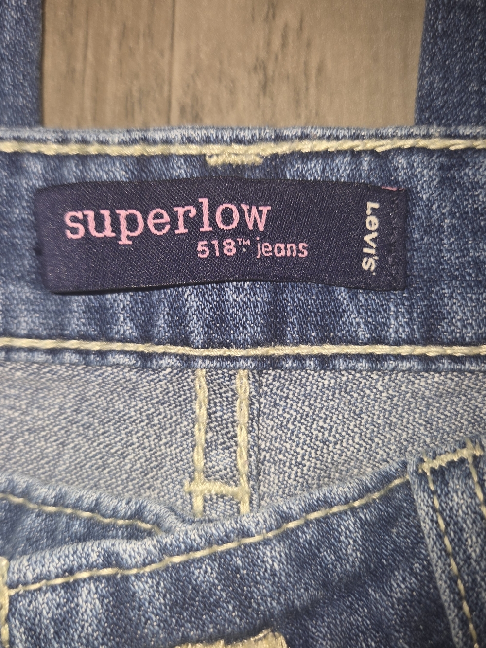 Levis Superlow 518 Bootcut Low Rise Jeans Medium Wash Size 9 S/C Short - Picture 4 of 9